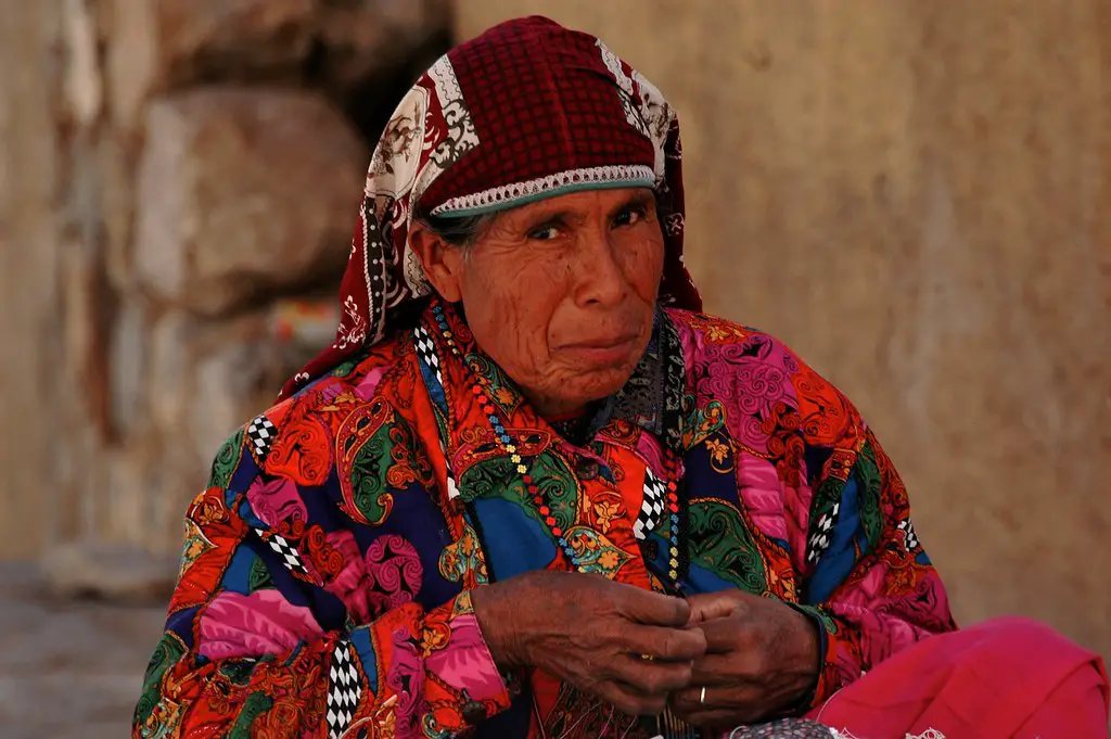 Artesana Huichol. Foto por Openverse