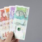 Dinero colombiano. Foto por Envato.