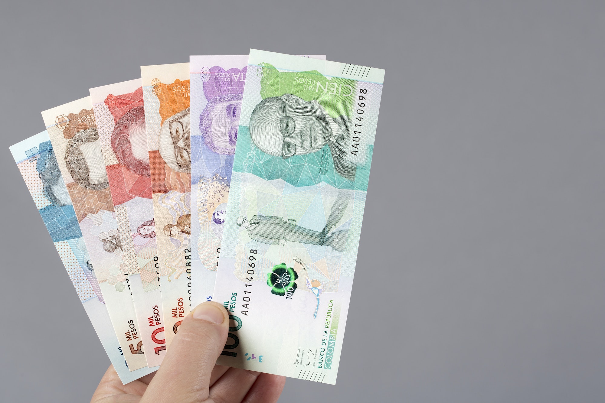 Dinero colombiano. Foto por Envato.